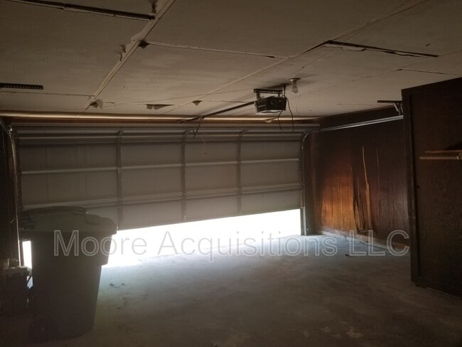 Building Photo - 1833 Skyline Dr