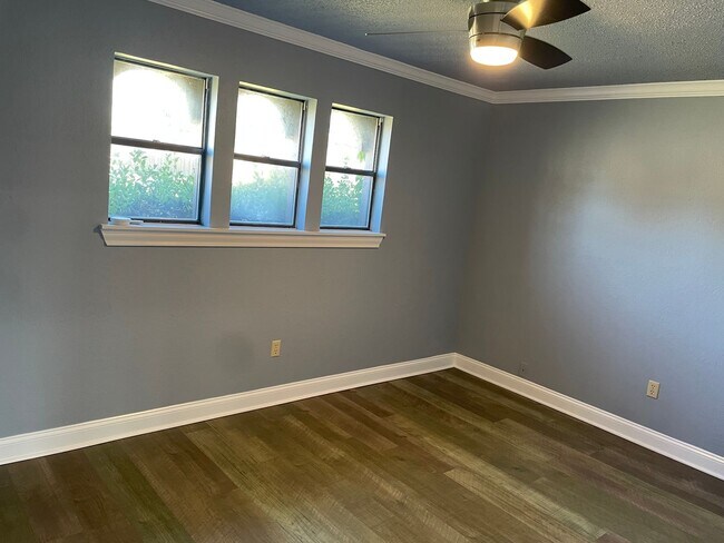 Building Photo - 229 Travis Ln