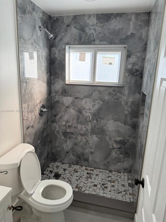 Building Photo - 631 NW 17th Ave