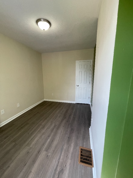 Building Photo - 215 9th St