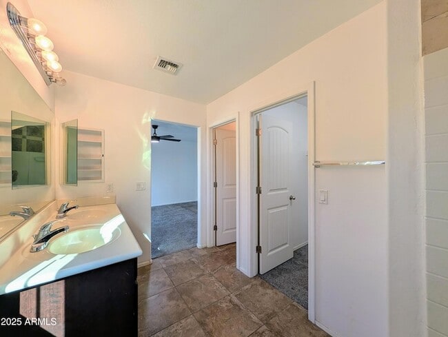 Building Photo - 4726 W Fremont Rd.