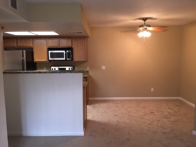Building Photo - 2 Bedroom 1 Bath Single Level Condo in Il ...