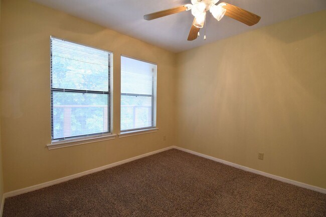 Building Photo - Hart Ln 6489