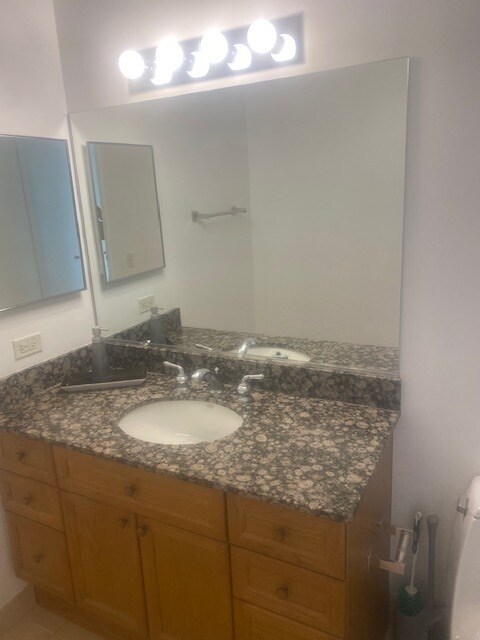 Building Photo - 512 N McClurg Ct