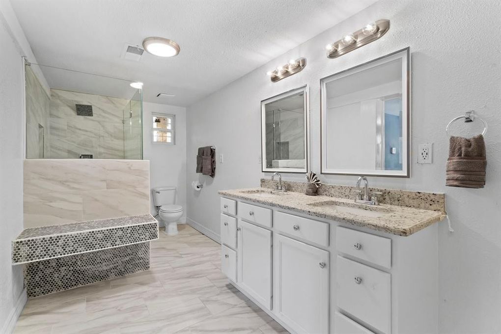 Building Photo - 1910 Danube Dr