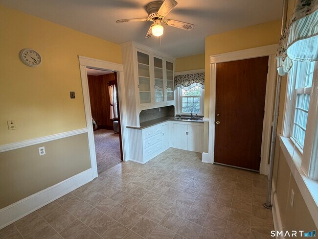 Building Photo - 9 Floral Ave
