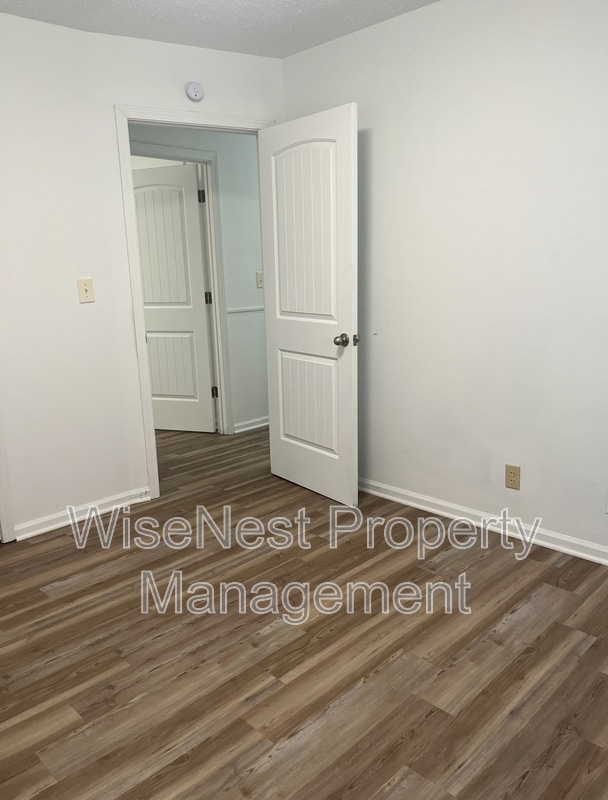 Building Photo - 805 W 39 St N