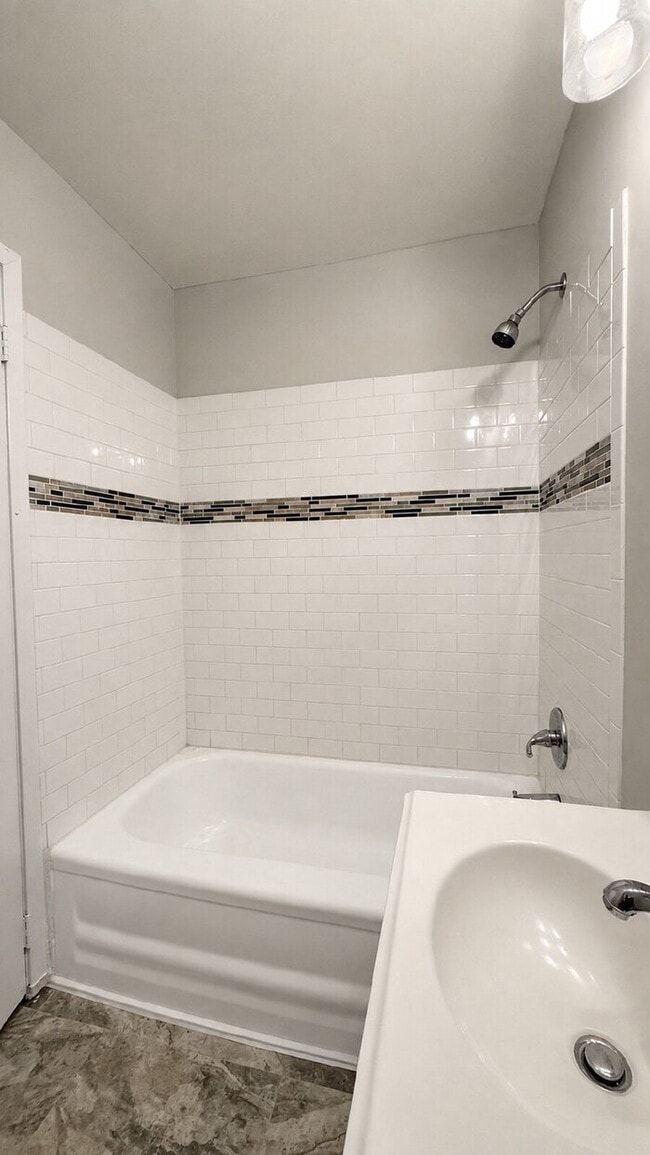 Building Photo - EAST SIDE 3 BEDROOM RANCH UPDATED AND AVAILABLE NOW!