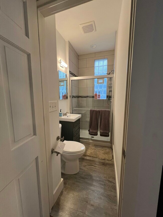 Building Photo - 1916 N Rockwell St