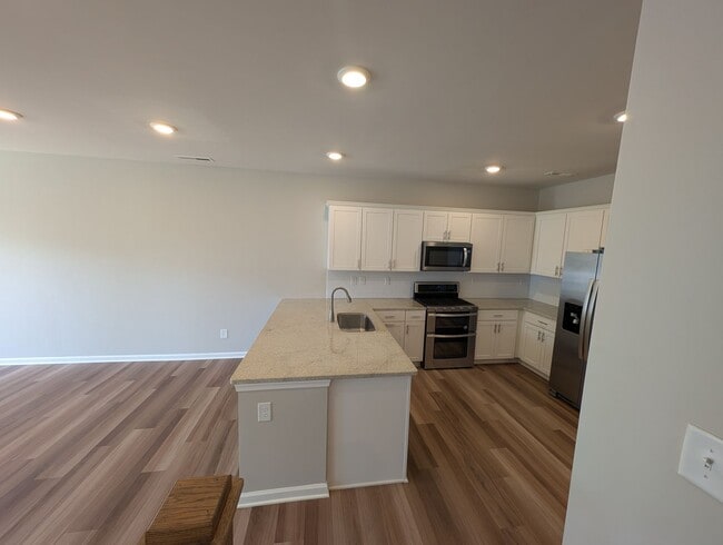 Building Photo - Gorgeous 3 beds, 2.5 bath home located in ...