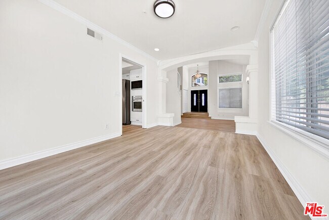 Building Photo - 5532 Angelus Ave