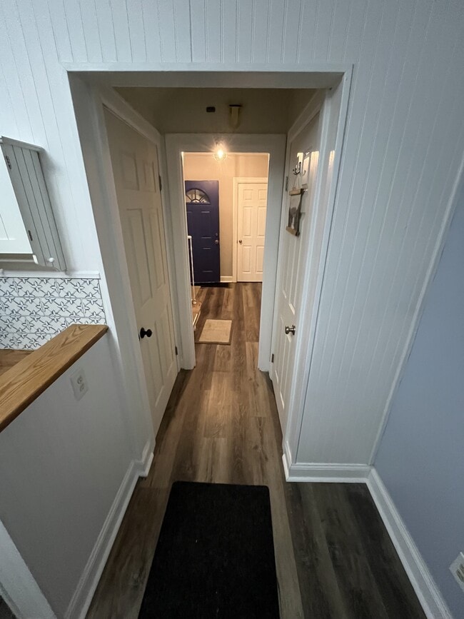 Building Photo - 1910 Hst W 10th St