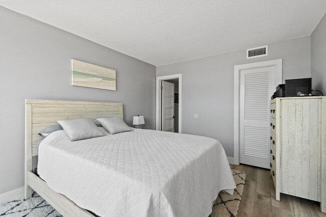 Building Photo - 225 S Beach Rd