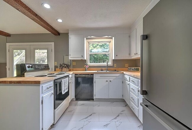 Building Photo - 311 Redstone Dr