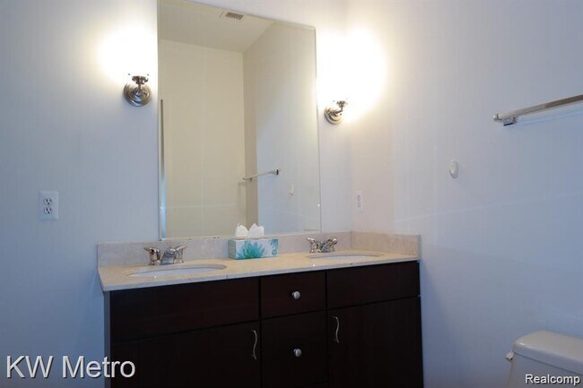 Building Photo - 350 N Main St