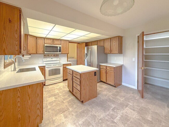 Building Photo - Spacious Ranch