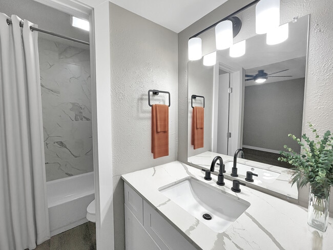 Building Photo - Hyde Park Place