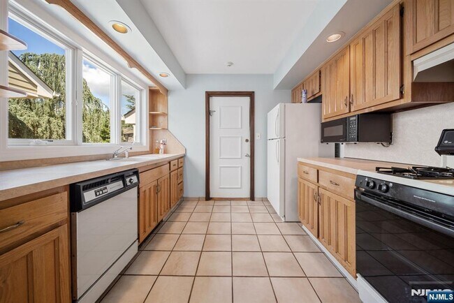 Building Photo - 12 Sandburg Ct