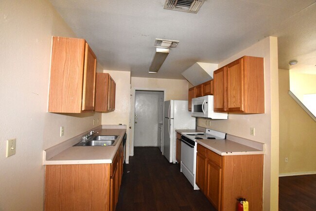 Building Photo - HP902 - 902-904 Sagewood Trail