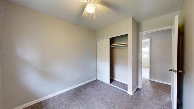 Building Photo - 3 Bedroom/1 bathroom renovated townhouse.