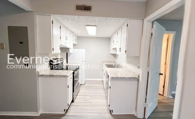 Building Photo - 2 Bed/2 Bath Home with Modern Amenities / Pet-Friendly / Available Now!