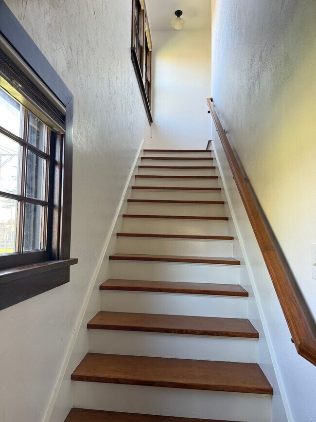 Building Photo - Charming historic home McMinnville 4 bed / 2.5 bath