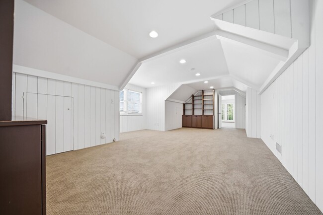 Building Photo - Three bedroom and Two Bathroom home in Portland Heights! Gourmet Kitchen and incredible natural L...