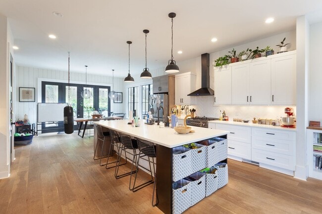 Building Photo - Stunning 4/3.5 Home in Highly Sought-After Area w/ 1300 Sq Ft of Outdoor Space!