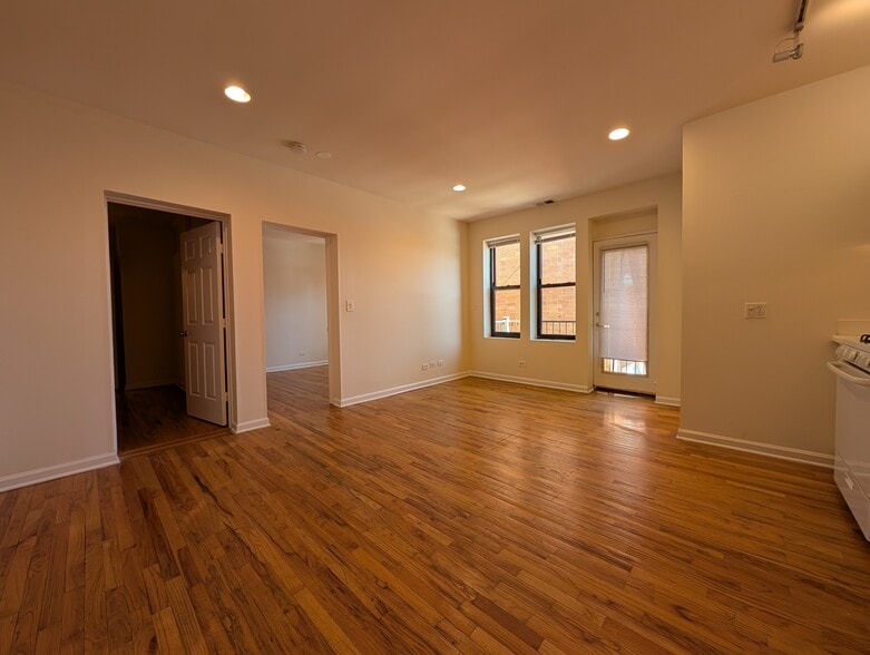 Building Photo - 914 W Dakin St