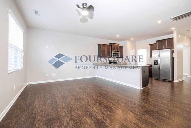 Building Photo - Conveniently Located Townhome With 3 Beds and 2.5 Baths