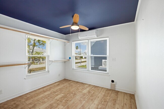 Building Photo - 370 Ling St