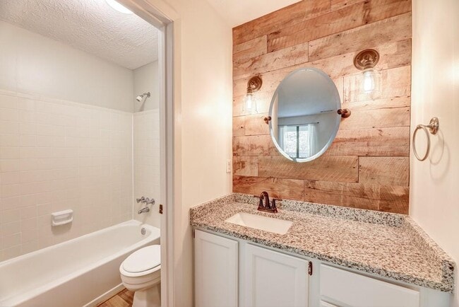 Building Photo - 529 Warm Springs Cir