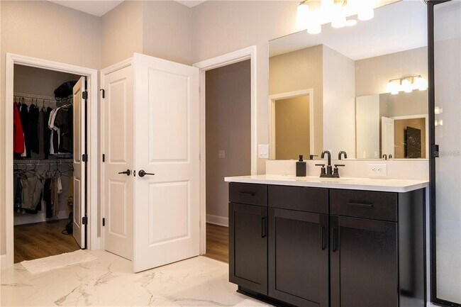 Building Photo - 5090 Shady Pnes Dr