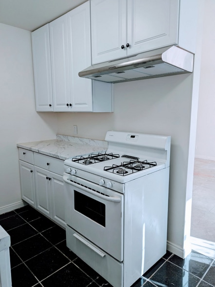 Building Photo - 3332 Drew St