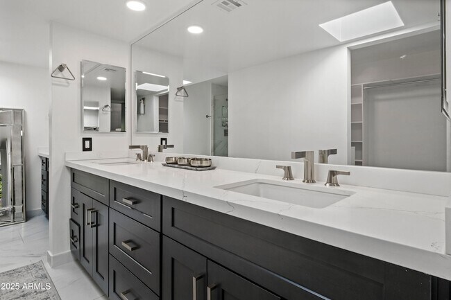 Building Photo - 7322 E Sierra Vista Dr