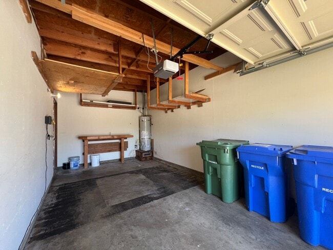 Building Photo - Spacious 3 Bed 2 Bath Home