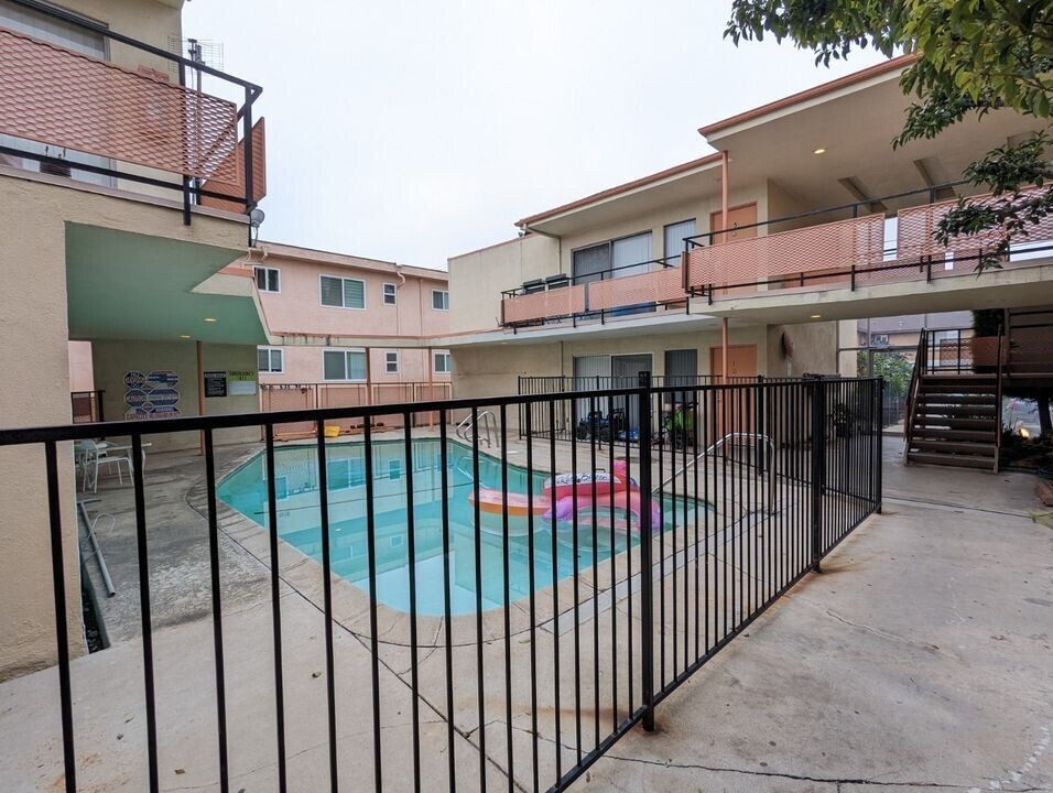 Building Photo - 6136 Fulton Ave