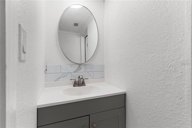 Building Photo - 630 N Nashua Ave