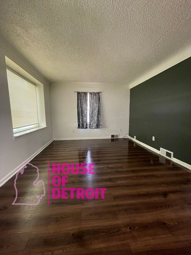 Building Photo - SUMMER SPECIAL~ 3 BEDROOM 1.5 BATH~ FREE P...