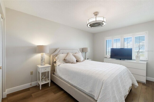 Building Photo - 1500 Park Beach Cir