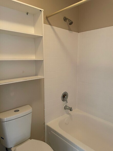 Building Photo - 1810 Hemlock Pl