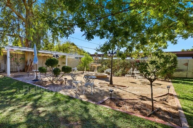 Building Photo - 525 W Lynwood St