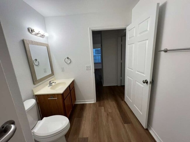 Building Photo - Very well maintained 2 bed 1 bath - move i...