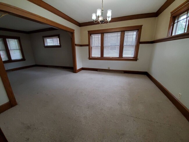 Building Photo - Gorgeous 4 Bedroom Single Family with Cent...