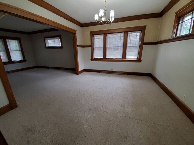 Building Photo - Immaculate 4 Bedroom Single Family with Central AC and Detached Garage, parking lane, and Large B...