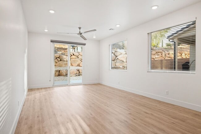Building Photo - Beautiful 4 bedroom, 3.5 bathroom twin home in St George!