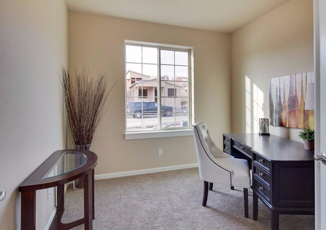 Building Photo - Stunning 3 Bed Home - Fenced Yard, Community Amenities & Pool!