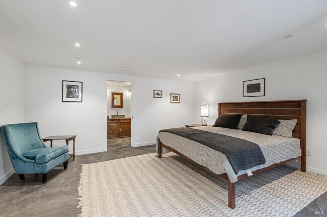 Building Photo - 15 Heuters Ln