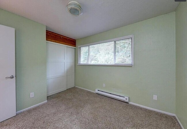 Building Photo - 5224 SW 42nd Ave