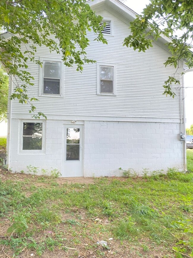 Building Photo - 1/2 OFF FIRST MONTH'S RENT SPECIAL On Upda...